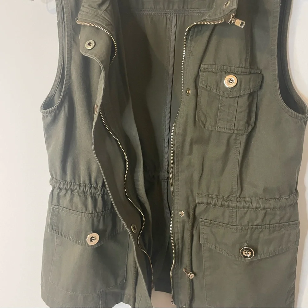 Green Sleeveless Cargo Vest drawstring waist Zipper and button closure - Picture 6 of 10